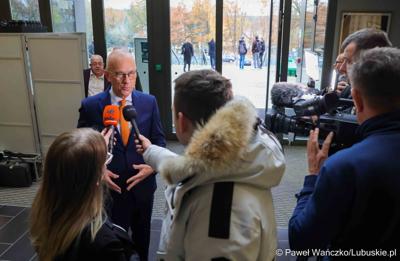 Marszałek Województwa Lubuskiego Marcin Jabłoński udziela wywiadu lubuskiem mediom