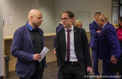 Uczestnicy konferencji nt. różnych aspektów obecności Polski w Unii Europejskiej, która odbyła się w Bibliotece Uniwersytetu Zielonogórskiego 