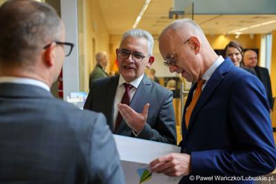 Uczestnicy konferencji nt. różnych aspektów obecności Polski w Unii Europejskiej, która odbyła się w Bibliotece Uniwersytetu Zielonogórskiego 