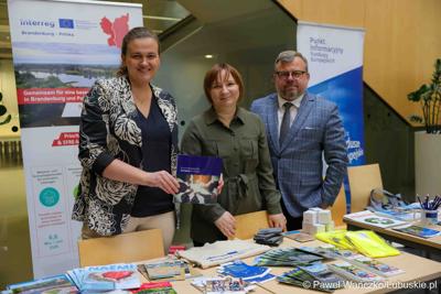 Uczestnicy konferencji nt. różnych aspektów obecności Polski w Unii Europejskiej, która odbyła się w Bibliotece Uniwersytetu Zielonogórskiego 