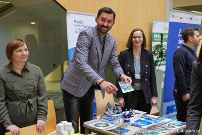 Uczestnicy konferencji nt. różnych aspektów obecności Polski w Unii Europejskiej, która odbyła się w Bibliotece Uniwersytetu Zielonogórskiego 
