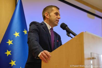 Uczestnicy konferencji nt. różnych aspektów obecności Polski w Unii Europejskiej, która odbyła się w Bibliotece Uniwersytetu Zielonogórskiego 