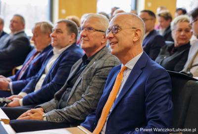 Uczestnicy konferencji nt. różnych aspektów obecności Polski w Unii Europejskiej, która odbyła się w Bibliotece Uniwersytetu Zielonogórskiego 