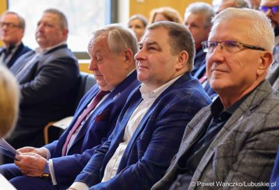 Uczestnicy konferencji nt. różnych aspektów obecności Polski w Unii Europejskiej, która odbyła się w Bibliotece Uniwersytetu Zielonogórskiego 