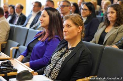 Uczestnicy konferencji nt. różnych aspektów obecności Polski w Unii Europejskiej, która odbyła się w Bibliotece Uniwersytetu Zielonogórskiego 