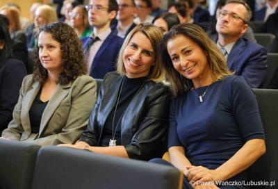 Uczestnicy konferencji nt. różnych aspektów obecności Polski w Unii Europejskiej, która odbyła się w Bibliotece Uniwersytetu Zielonogórskiego 