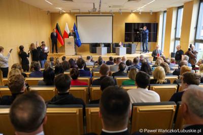 Uczestnicy konferencji nt. różnych aspektów obecności Polski w Unii Europejskiej, która odbyła się w Bibliotece Uniwersytetu Zielonogórskiego 