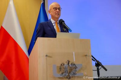Marszałek Województwa Lubuskiego Marcin Jabłoński przemawia do uczestników konferencji nt. różnych aspektów obecności Polski w Unii Europejskiej