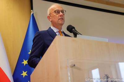 Marszałek Województwa Lubuskiego Marcin Jabłoński przemawia do uczestników konferencji nt. różnych aspektów obecności Polski w Unii Europejskiej