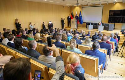 Uczestnicy konferencji nt. różnych aspektów obecności Polski w Unii Europejskiej, która odbyła się w Bibliotece Uniwersytetu Zielonogórskiego 
