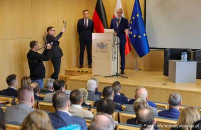 Marszałek Województwa Lubuskiego Marcin Jabłoński przemawia do uczestników konferencji nt. różnych aspektów obecności Polski w Unii Europejskiej