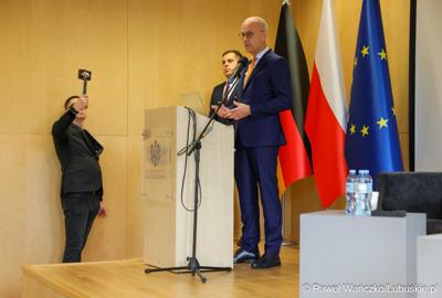 Marszałek Województwa Lubuskiego Marcin Jabłoński przemawia do uczestników konferencji nt. różnych aspektów obecności Polski w Unii Europejskiej