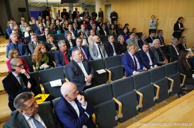 Uczestnicy konferencji nt. różnych aspektów obecności Polski w Unii Europejskiej, która odbyła się w Bibliotece Uniwersytetu Zielonogórskiego 