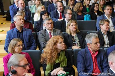 Uczestnicy konferencji nt. różnych aspektów obecności Polski w Unii Europejskiej, która odbyła się w Bibliotece Uniwersytetu Zielonogórskiego 