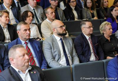 Uczestnicy konferencji nt. różnych aspektów obecności Polski w Unii Europejskiej, która odbyła się w Bibliotece Uniwersytetu Zielonogórskiego 