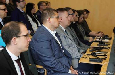 Uczestnicy konferencji nt. różnych aspektów obecności Polski w Unii Europejskiej, która odbyła się w Bibliotece Uniwersytetu Zielonogórskiego 