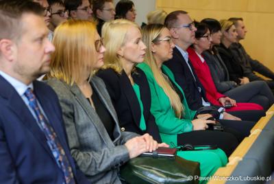 Uczestnicy konferencji nt. różnych aspektów obecności Polski w Unii Europejskiej, która odbyła się w Bibliotece Uniwersytetu Zielonogórskiego 