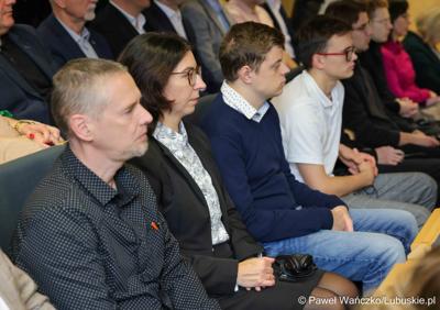 Uczestnicy konferencji nt. różnych aspektów obecności Polski w Unii Europejskiej, która odbyła się w Bibliotece Uniwersytetu Zielonogórskiego 