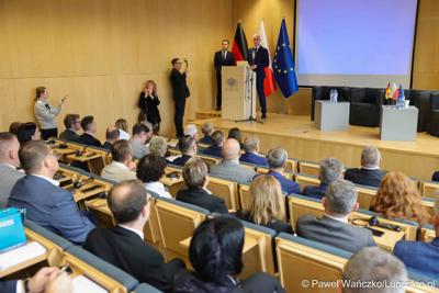 Marszałek Województwa Lubuskiego Marcin Jabłoński przemawia do uczestników konferencji nt. różnych aspektów obecności Polski w Unii Europejskiej