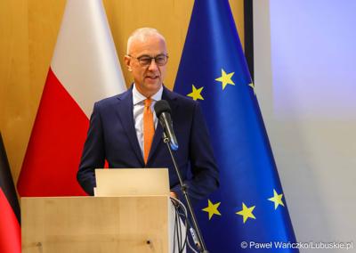 Marszałek Województwa Lubuskiego Marcin Jabłoński przemawia do uczestników konferencji nt. różnych aspektów obecności Polski w Unii Europejskiej