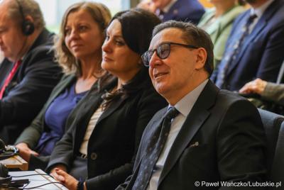 Uczestnicy konferencji nt. różnych aspektów obecności Polski w Unii Europejskiej, która odbyła się w Bibliotece Uniwersytetu Zielonogórskiego 