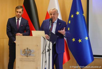Senator RP Władysław Komarnicki przemawia do uczestników konferencji nt. różnych aspektów obecności Polski w Unii Europejskiej, która odbyła się w Bibliotece Uniwersytetu Zielonogórskiego 
