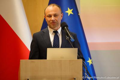 Uczestnicy konferencji nt. różnych aspektów obecności Polski w Unii Europejskiej, która odbyła się w Bibliotece Uniwersytetu Zielonogórskiego 