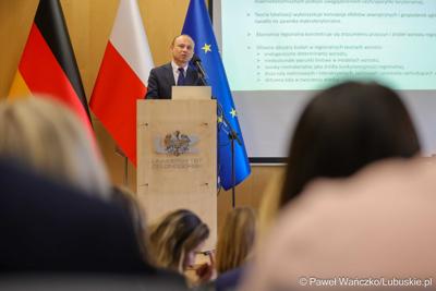 Uczestnicy konferencji nt. różnych aspektów obecności Polski w Unii Europejskiej, która odbyła się w Bibliotece Uniwersytetu Zielonogórskiego 