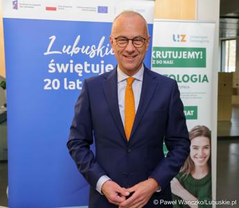 Marszałek Województwa Lubuskiego Marcin Jabłoński na konferencji nt. różnych aspektów obecności Polski w Unii Europejskiej