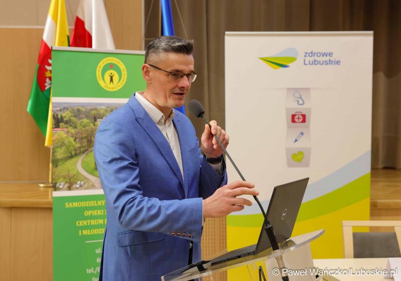 Wicemarszałek Sebastian Ciemnoczołowski przemawia podczas międzynarodowej konferencji naukowej „Wyzwania psychiatrii dzieci i młodzieży w Europie” w Zielonej Górze