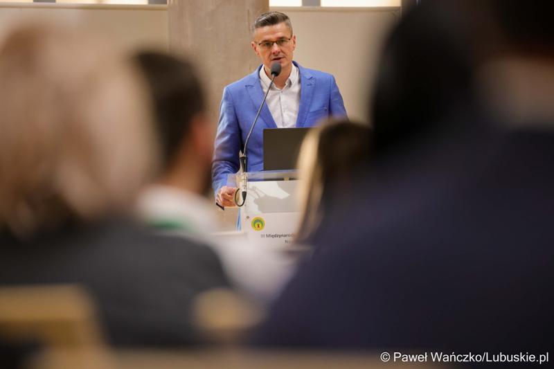 Wicemarszałek Sebastian Ciemnoczołowski przemawia podczas międzynarodowej konferencji naukowej „Wyzwania psychiatrii dzieci i młodzieży w Europie” w Zielonej Górze
