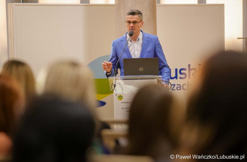 Wicemarszałek Sebastian Ciemnoczołowski przemawia podczas międzynarodowej konferencji naukowej „Wyzwania psychiatrii dzieci i młodzieży w Europie” w Zielonej Górze