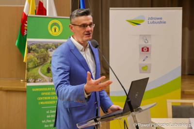 Wicemarszałek Sebastian Ciemnoczołowski przemawia podczas międzynarodowej konferencji naukowej „Wyzwania psychiatrii dzieci i młodzieży w Europie” w Zielonej Górze