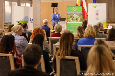 Wicemarszałek Sebastian Ciemnoczołowski przemawia podczas międzynarodowej konferencji naukowej „Wyzwania psychiatrii dzieci i młodzieży w Europie” w Zielonej Górze