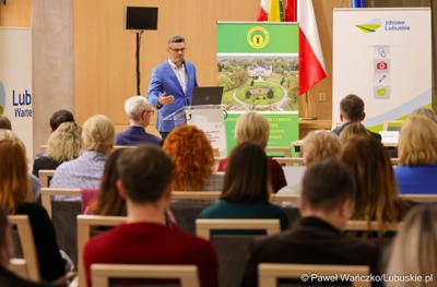 Wicemarszałek Sebastian Ciemnoczołowski przemawia podczas międzynarodowej konferencji naukowej „Wyzwania psychiatrii dzieci i młodzieży w Europie” w Zielonej Górze