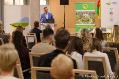 Wicemarszałek Sebastian Ciemnoczołowski przemawia podczas międzynarodowej konferencji naukowej „Wyzwania psychiatrii dzieci i młodzieży w Europie” w Zielonej Górze