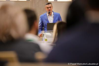 Wicemarszałek Sebastian Ciemnoczołowski przemawia podczas międzynarodowej konferencji naukowej „Wyzwania psychiatrii dzieci i młodzieży w Europie” w Zielonej Górze
