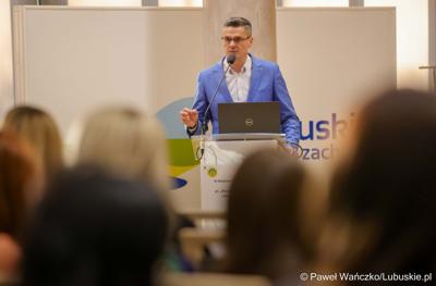 Wicemarszałek Sebastian Ciemnoczołowski przemawia podczas międzynarodowej konferencji naukowej „Wyzwania psychiatrii dzieci i młodzieży w Europie” w Zielonej Górze