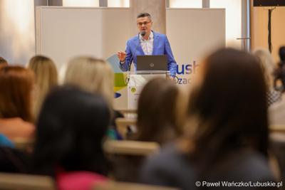 Wicemarszałek Sebastian Ciemnoczołowski przemawia podczas międzynarodowej konferencji naukowej „Wyzwania psychiatrii dzieci i młodzieży w Europie” w Zielonej Górze
