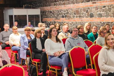 3 grudnia w Zielonej Górze odbyło się szkolenie poświęcone nowoczesnym narzędziom marketingowym w ramach Programu Interreg VI A Brandenburgia-Polska. Wydarzenie zgromadziło przedstawicieli różnych instytucji, od urzędników po służby mundurowe, gotowych zdobyć wiedzę o promocji międzynarodowych projektów.