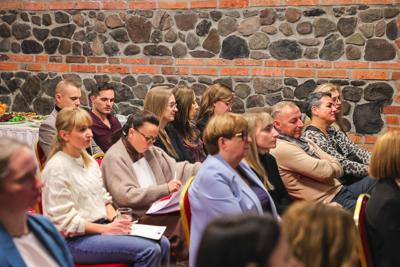 3 grudnia w Zielonej Górze odbyło się szkolenie poświęcone nowoczesnym narzędziom marketingowym w ramach Programu Interreg VI A Brandenburgia-Polska. Wydarzenie zgromadziło przedstawicieli różnych instytucji, od urzędników po służby mundurowe, gotowych zdobyć wiedzę o promocji międzynarodowych projektów.