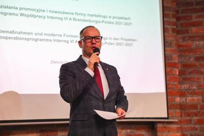 3 grudnia w Zielonej Górze odbyło się szkolenie poświęcone nowoczesnym narzędziom marketingowym w ramach Programu Interreg VI A Brandenburgia-Polska. Wydarzenie zgromadziło przedstawicieli różnych instytucji, od urzędników po służby mundurowe, gotowych zdobyć wiedzę o promocji międzynarodowych projektów.