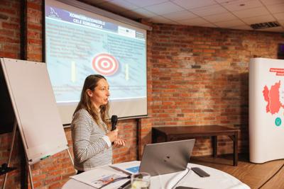 3 grudnia w Zielonej Górze odbyło się szkolenie poświęcone nowoczesnym narzędziom marketingowym w ramach Programu Interreg VI A Brandenburgia-Polska. Wydarzenie zgromadziło przedstawicieli różnych instytucji, od urzędników po służby mundurowe, gotowych zdobyć wiedzę o promocji międzynarodowych projektów.
