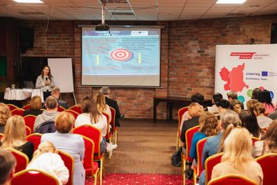 3 grudnia w Zielonej Górze odbyło się szkolenie poświęcone nowoczesnym narzędziom marketingowym w ramach Programu Interreg VI A Brandenburgia-Polska. Wydarzenie zgromadziło przedstawicieli różnych instytucji, od urzędników po służby mundurowe, gotowych zdobyć wiedzę o promocji międzynarodowych projektów.