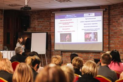 3 grudnia w Zielonej Górze odbyło się szkolenie poświęcone nowoczesnym narzędziom marketingowym w ramach Programu Interreg VI A Brandenburgia-Polska. Wydarzenie zgromadziło przedstawicieli różnych instytucji, od urzędników po służby mundurowe, gotowych zdobyć wiedzę o promocji międzynarodowych projektów.