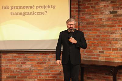 3 grudnia w Zielonej Górze odbyło się szkolenie poświęcone nowoczesnym narzędziom marketingowym w ramach Programu Interreg VI A Brandenburgia-Polska. Wydarzenie zgromadziło przedstawicieli różnych instytucji, od urzędników po służby mundurowe, gotowych zdobyć wiedzę o promocji międzynarodowych projektów.