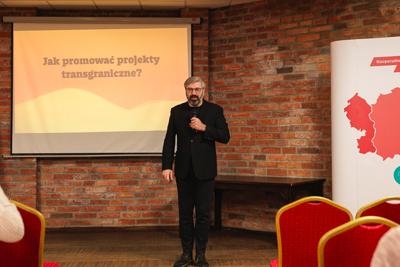 3 grudnia w Zielonej Górze odbyło się szkolenie poświęcone nowoczesnym narzędziom marketingowym w ramach Programu Interreg VI A Brandenburgia-Polska. Wydarzenie zgromadziło przedstawicieli różnych instytucji, od urzędników po służby mundurowe, gotowych zdobyć wiedzę o promocji międzynarodowych projektów.