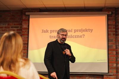 3 grudnia w Zielonej Górze odbyło się szkolenie poświęcone nowoczesnym narzędziom marketingowym w ramach Programu Interreg VI A Brandenburgia-Polska. Wydarzenie zgromadziło przedstawicieli różnych instytucji, od urzędników po służby mundurowe, gotowych zdobyć wiedzę o promocji międzynarodowych projektów.