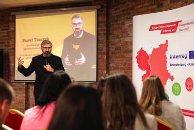 3 grudnia w Zielonej Górze odbyło się szkolenie poświęcone nowoczesnym narzędziom marketingowym w ramach Programu Interreg VI A Brandenburgia-Polska. Wydarzenie zgromadziło przedstawicieli różnych instytucji, od urzędników po służby mundurowe, gotowych zdobyć wiedzę o promocji międzynarodowych projektów.