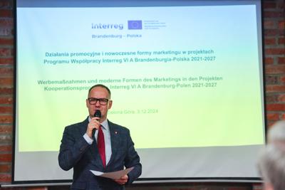 3 grudnia w Zielonej Górze odbyło się szkolenie poświęcone nowoczesnym narzędziom marketingowym w ramach Programu Interreg VI A Brandenburgia-Polska. Wydarzenie zgromadziło przedstawicieli różnych instytucji, od urzędników po służby mundurowe, gotowych zdobyć wiedzę o promocji międzynarodowych projektów.